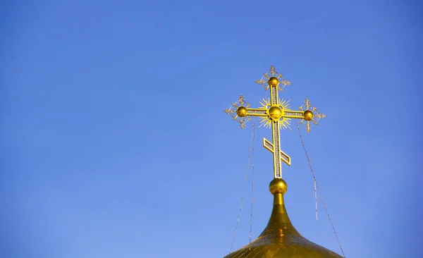 青空と教会のドームにクロス金色の正統派 — ストック写真