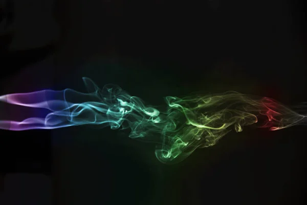 Hermoso humo abstracto multicolor sobre fondo negro —  Fotos de Stock