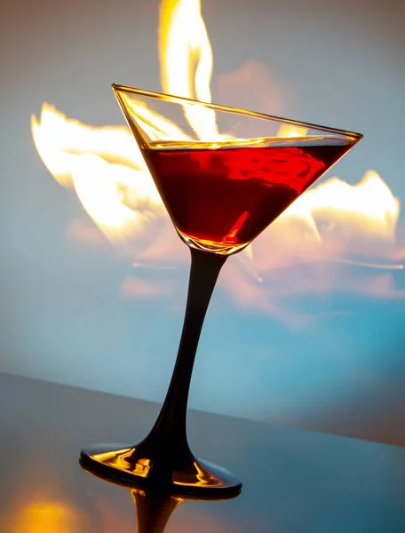 Vino en una copa sobre el fondo del fuego — Foto de Stock