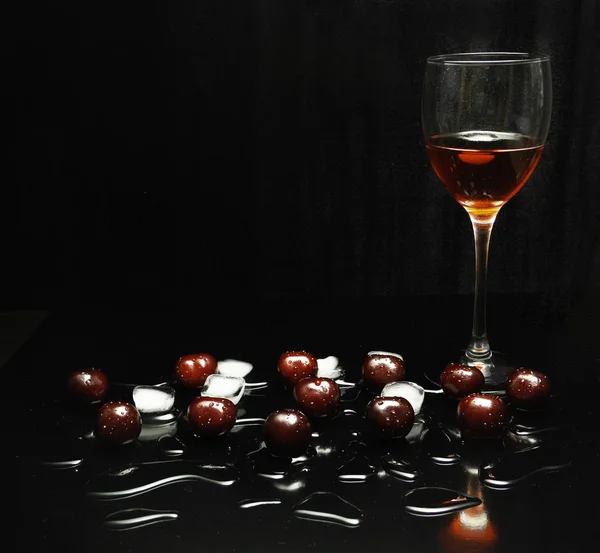Taze kiraz buz parçaları ve bir bardak şarap
