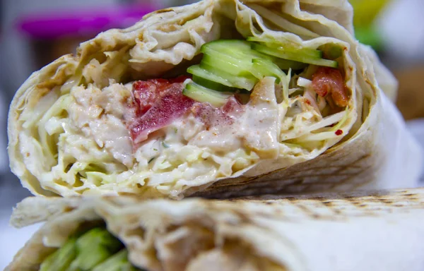 sulu lezzetli dilimlenmiş taze pişmiş sıcak Shawarma closeup