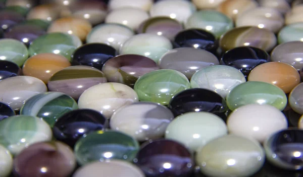Фон из цветных круглых гладких разноцветных различных камней — стоковое фото