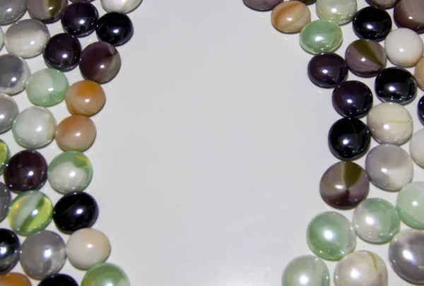 yazıt altında bir yer ile renkli yuvarlak pürüzsüz renkli taşların arka plan