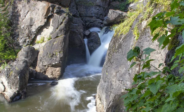 Красивый водопад на небольшой лесной реке быстро — стоковое фото