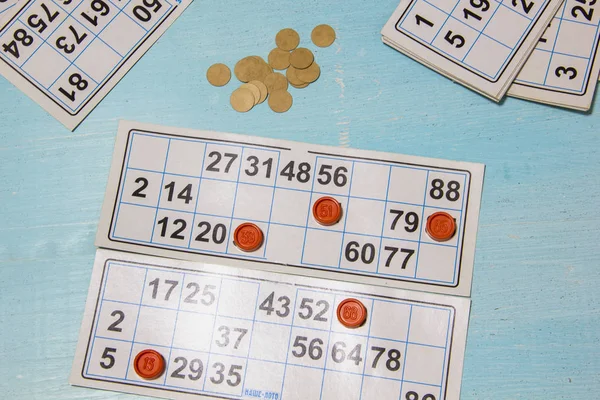 Cartões de loteria estão sobre a mesa durante o jogo — Fotografia de Stock
