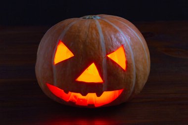 Jack fener karanlık arka planda Cadılar Bayramı için balkabağı parlayan