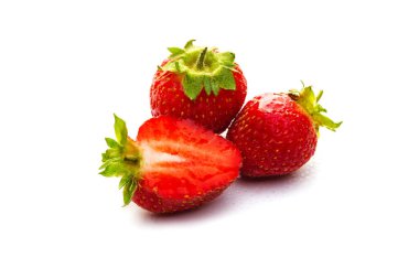 Beyaz arka planda olgun kırmızı çilek