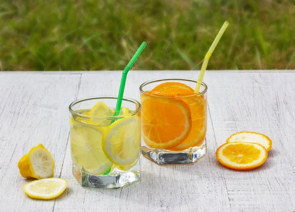 Glasses Refreshing Drink Slices Lemons Oranges — Stock Photo, Image