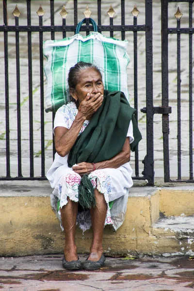 Espressione di stupore di una anziana messicana