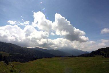 güzel bir bulutlu dağ manzarası