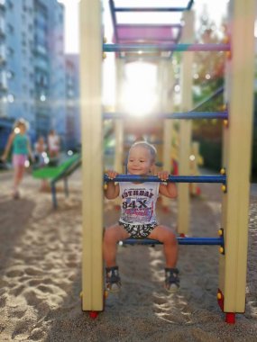 çocuk oyun bahçesinde oynuyor