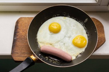 Tavada sosisli omlet.