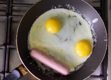 Tavada sosisli omlet.