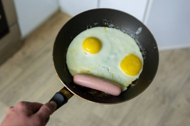 Tavada sosisli omlet.