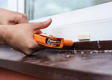 İnşaat işi, perçin montajı. Pencere boyası tamiri. Plastik pencereler.