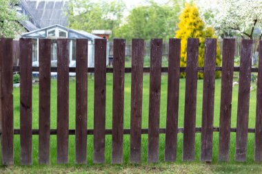 Köyde ahşap bir çit..