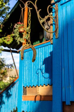 Evin yakınındaki zincirde asılı çelik at nalı..