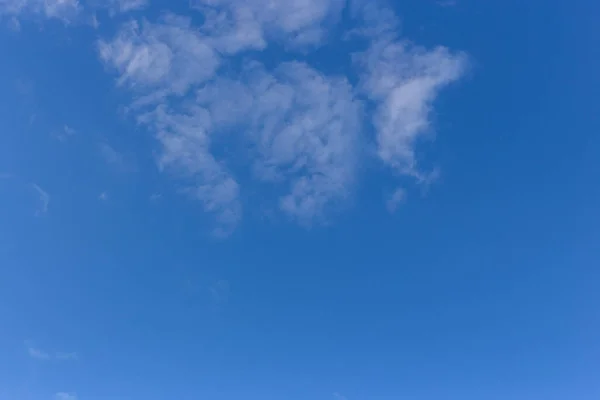 푸른 하늘에 떠 있는 흰 구름. — 스톡 사진
