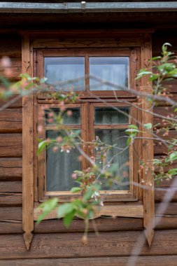 Kulübedeki pencere. Kırsal bir evin penceresi..