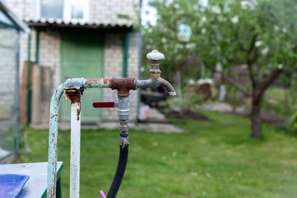Old, keran air berkarat di negara ini — Stok Foto