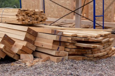 İnşaat alanındaki ahşap parmaklıklar. Yapı Malzemeleri.