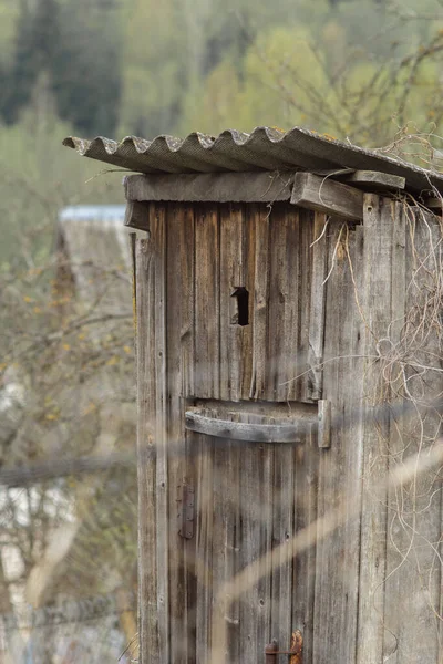 Antiguo aseo rústico de madera en el pueblo —  Fotos de Stock