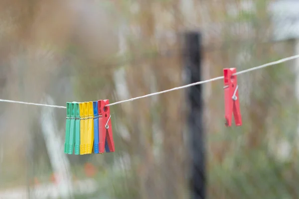 Mollette colorate su una clothesline nel villaggio — Foto Stock