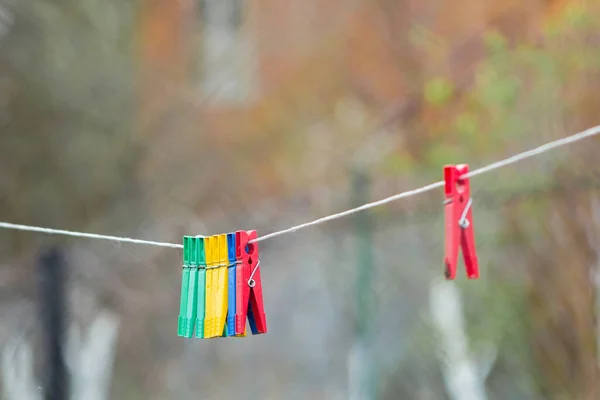 Mollette colorate su una clothesline nel villaggio — Foto Stock