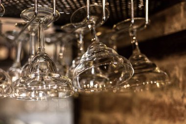 Bardaki cam kadehler. Parıltı ve ışık. 