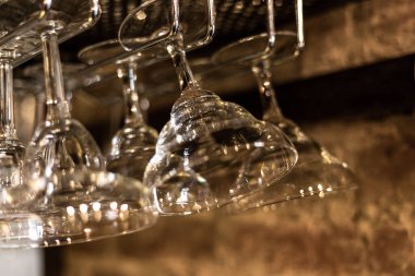 Bardaki cam kadehler. Parıltı ve ışık. 