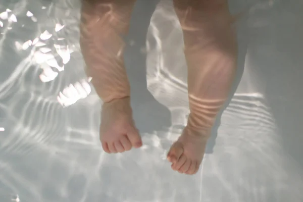 Bebé pies bajo el agua en el baño — Foto de Stock