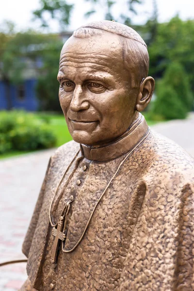 Minsk.Belarus. 09.06.20. Aziz Rocha Kilisesi yakınlarındaki 2. John Paul Heykeli
