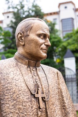 Minsk.Belarus. 09.06.20. Aziz Rocha Kilisesi yakınlarındaki 2. John Paul Heykeli
