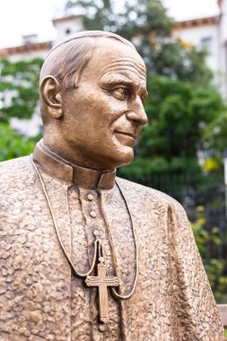 Minsk.Belarus. 09.06.20. Aziz Rocha Kilisesi yakınlarındaki 2. John Paul Heykeli