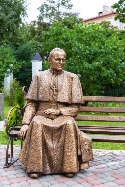 Minsk.Belarus. 09.06.20. Aziz Rocha Kilisesi yakınlarındaki 2. John Paul Heykeli