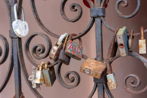 Old locks on the fence grate — Stock Photo, Image