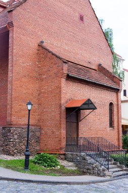 Troitsky Banliyösündeki kırmızı tuğla bina