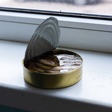 Konserve balık konservesi açıldı.