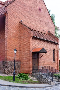 Troitsky Banliyösündeki kırmızı tuğla bina