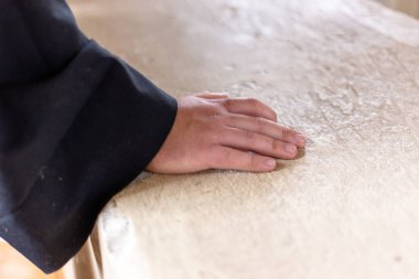 Erkek cübbesinin palmiyesi ve kolları