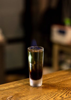 Gerçek ateşle alkollü kokteyl..