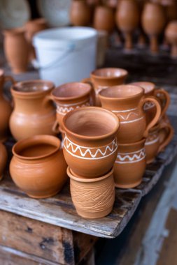 Masanın üzerinde toprak var. Halk sanatı.
