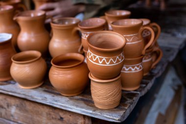 Masanın üzerinde toprak var. Halk sanatı.