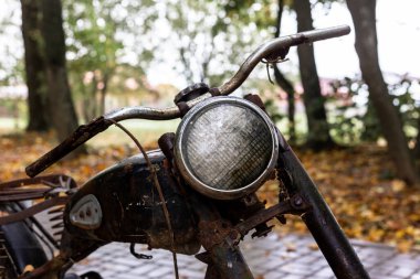 Eski, paslı Sovyet motosikleti