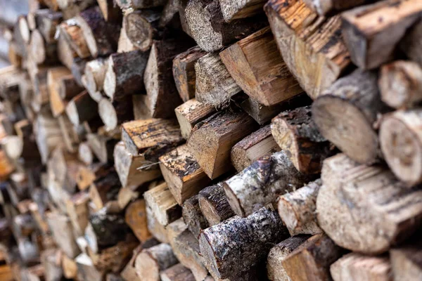 Рубленые дрова сложены вместе. Топливо. — стоковое фото