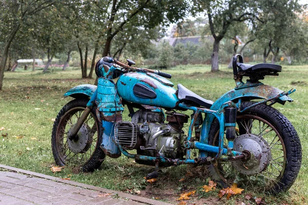 Eski, paslı Sovyet motosikleti