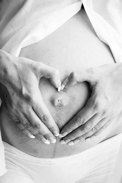 Těhotná Žena Tvarem Srdce — Stock fotografie