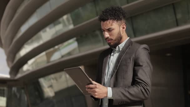 Hombre Serio Confiado Que Usa Ropa Formal Sosteniendo Tableta Joven — Vídeos de Stock