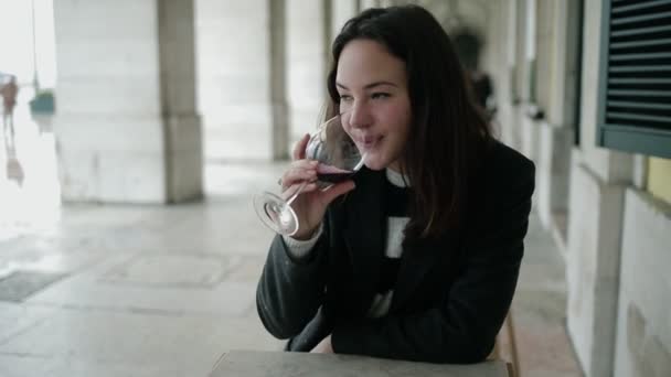 Souriant détendu belle jeune femme boire du vin — Video