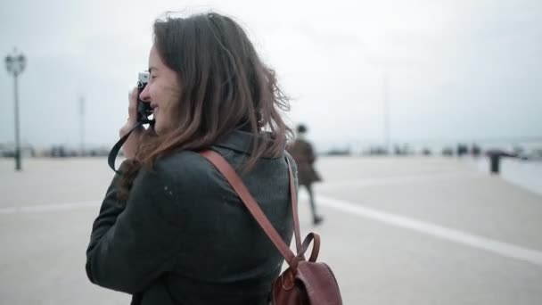 Felice ragazza turistica indossa cappotto e sciarpa — Video Stock